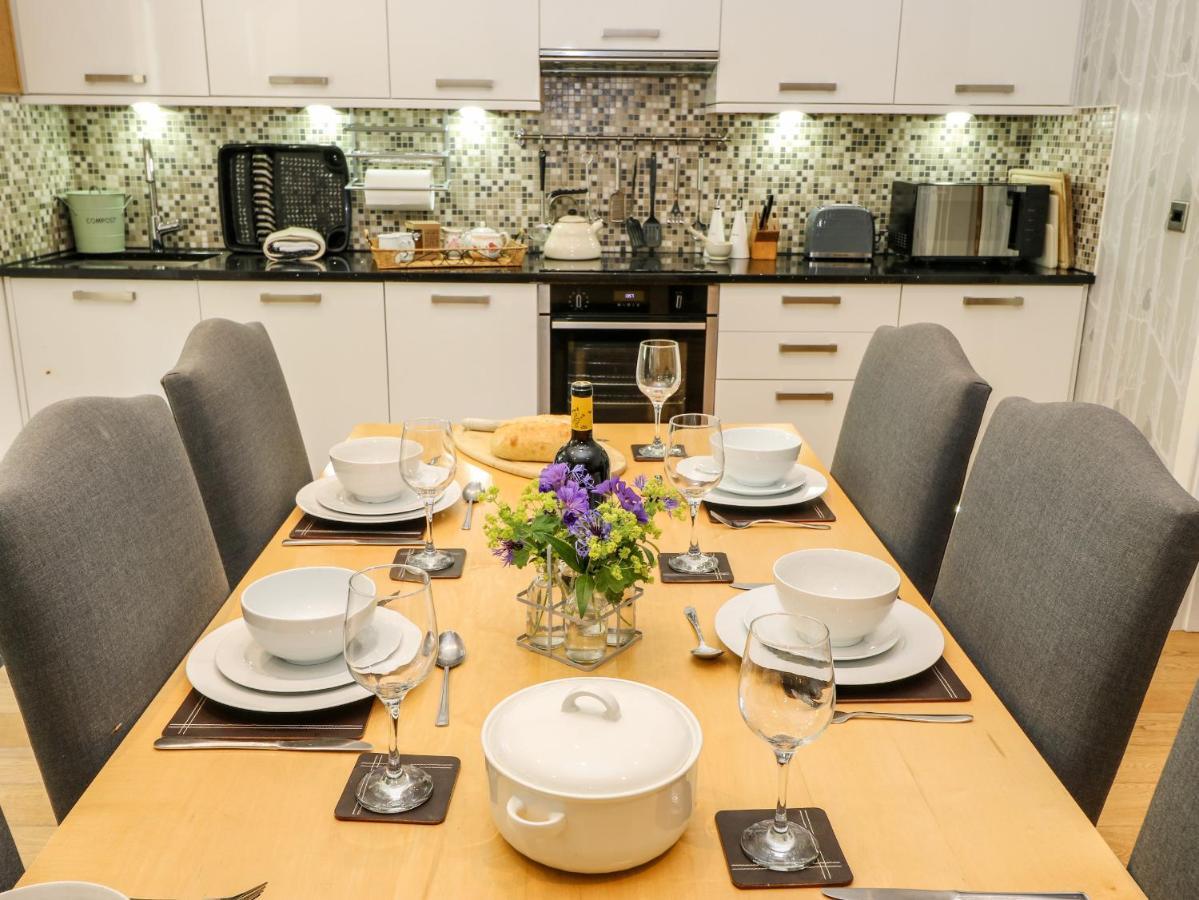 Sunnyside Villa โฮล์มเฟิร์ธ ภายนอก รูปภาพ