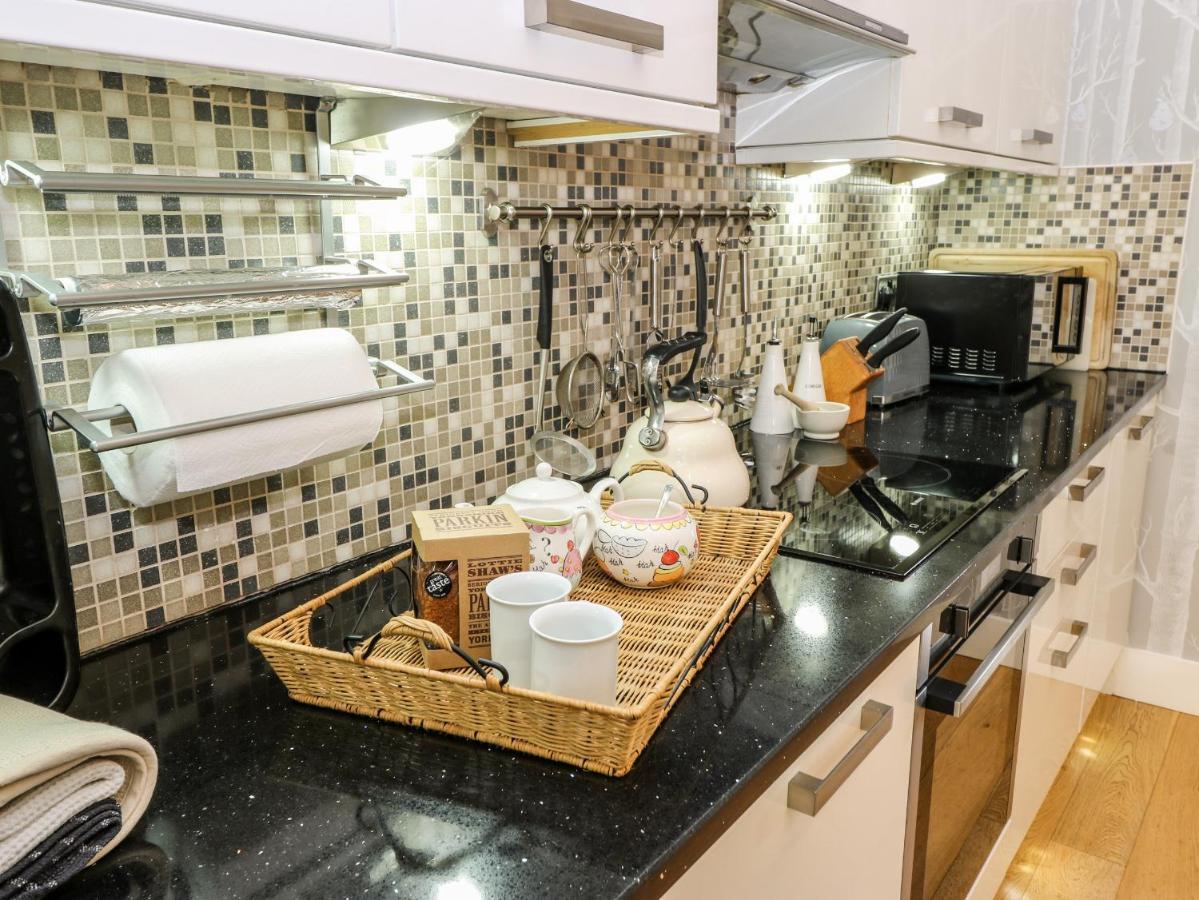 Sunnyside Villa โฮล์มเฟิร์ธ ภายนอก รูปภาพ
